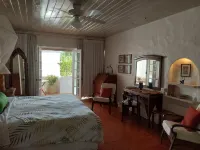 Large Secure 2 Bedroom Apartment with large pool steps to Mullins Beach โรงแรมใน