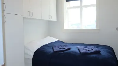 Cosy Harbor Area Apt, Private Entrance. Newly Renovated. Free WiFi & Parking Hotels in 