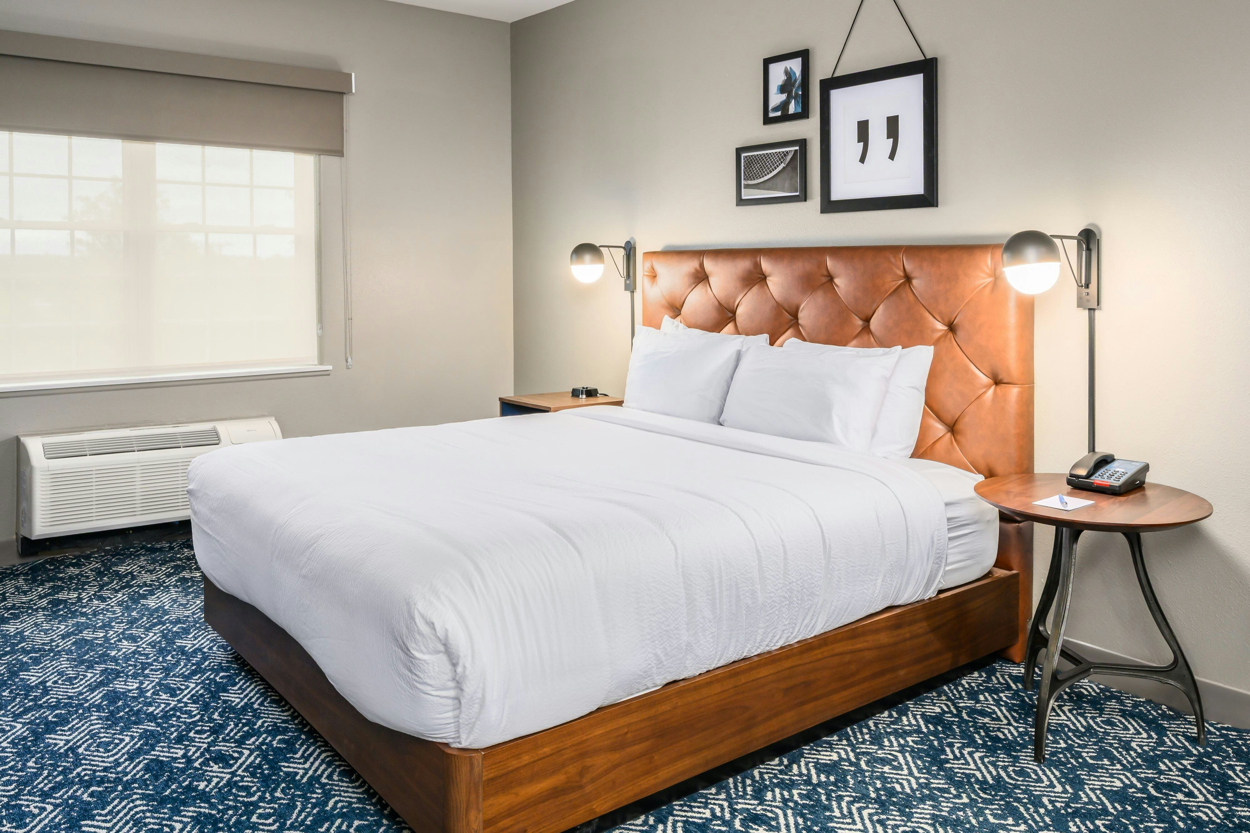 单间套房， 1张特大床， 带梳化床， 按摩浴缸