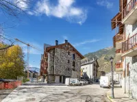 Stone Chalet near Benasque and Scenic Lake 베나스크 호텔