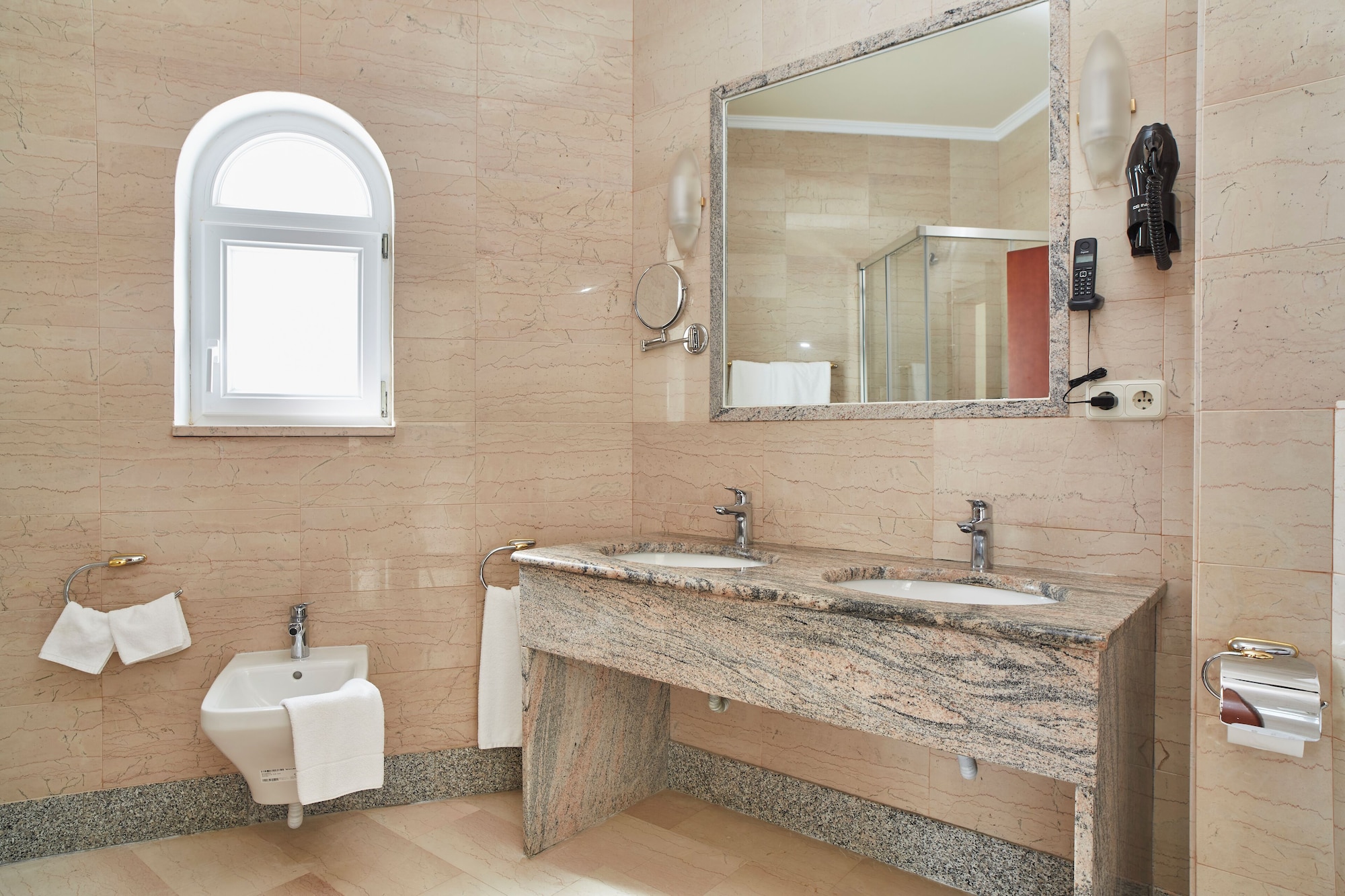 带阳台和海景的豪华双人房