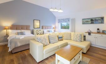 Willow House Bed & Breakfast and Orchard Studios Self Catering - Housity