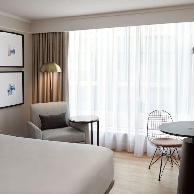 一室套房帶特大床和梳化床 可使用俱樂部休息室 多倫多國際機場喜來登飯店優惠