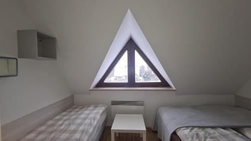 带阳台的两卧室公寓