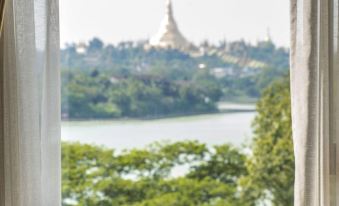 Esperado Lakeview Hotel - Housity