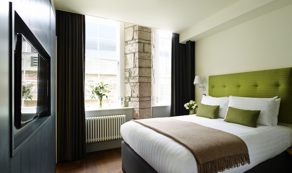 Luxury One Bedroom Apartment With Bed Alcove