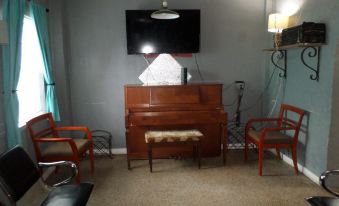 Hoosville Hostel (Formerly The Everglades Hostel) - Housity