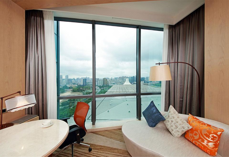 行政湖景大床房