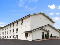 Super 8 by Wyndham Dubuque Hotels in Dubuque