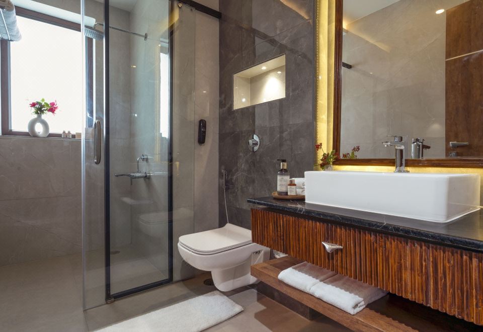 带阳台的湖滨房间