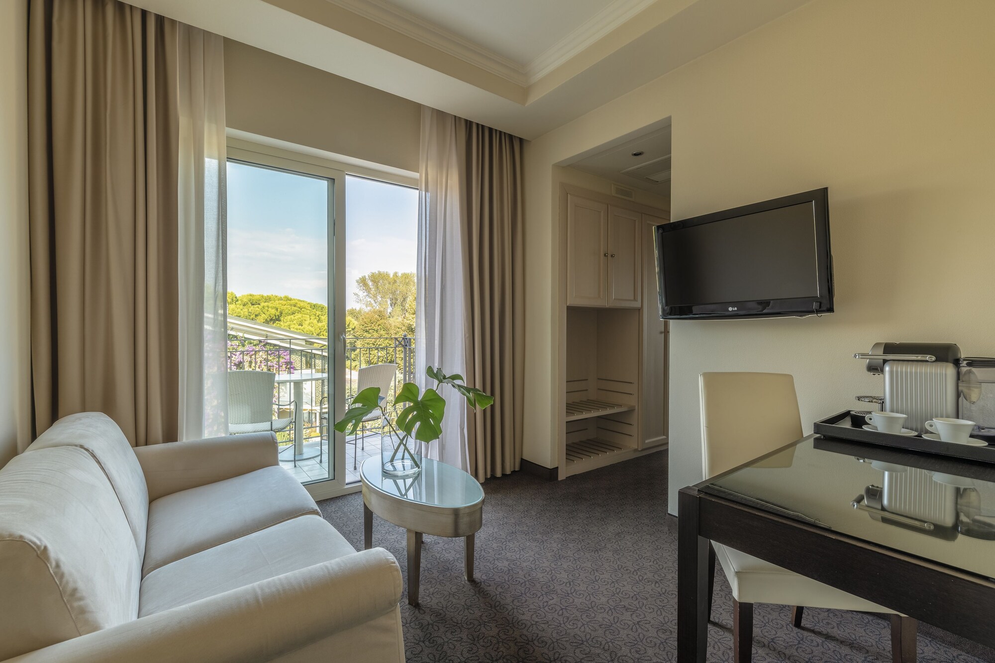 带阳台和湖景的套房