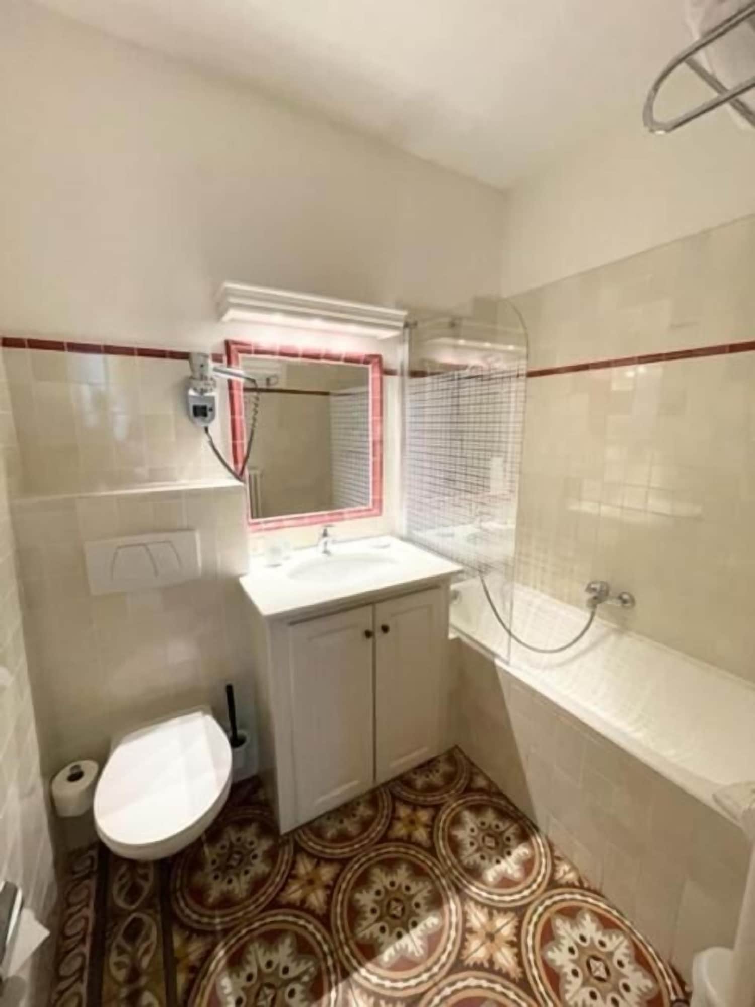 带阳台的小型套房