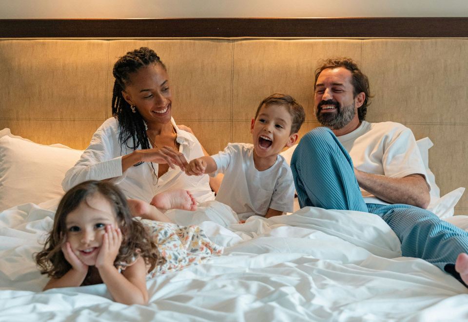 低层海滨豪华两张双人床房 （带阳台）