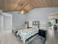 Golf Cart Included, Inagua Villa, Treasure Cay, Bahamas, 100 yards from beach โรงแรมใน