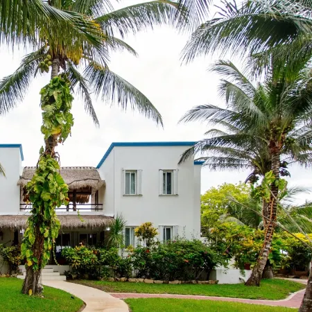 Spacious Beachside Villa with Gourmet Cook, Pool, WiFi – Large Sandy Clean Beach