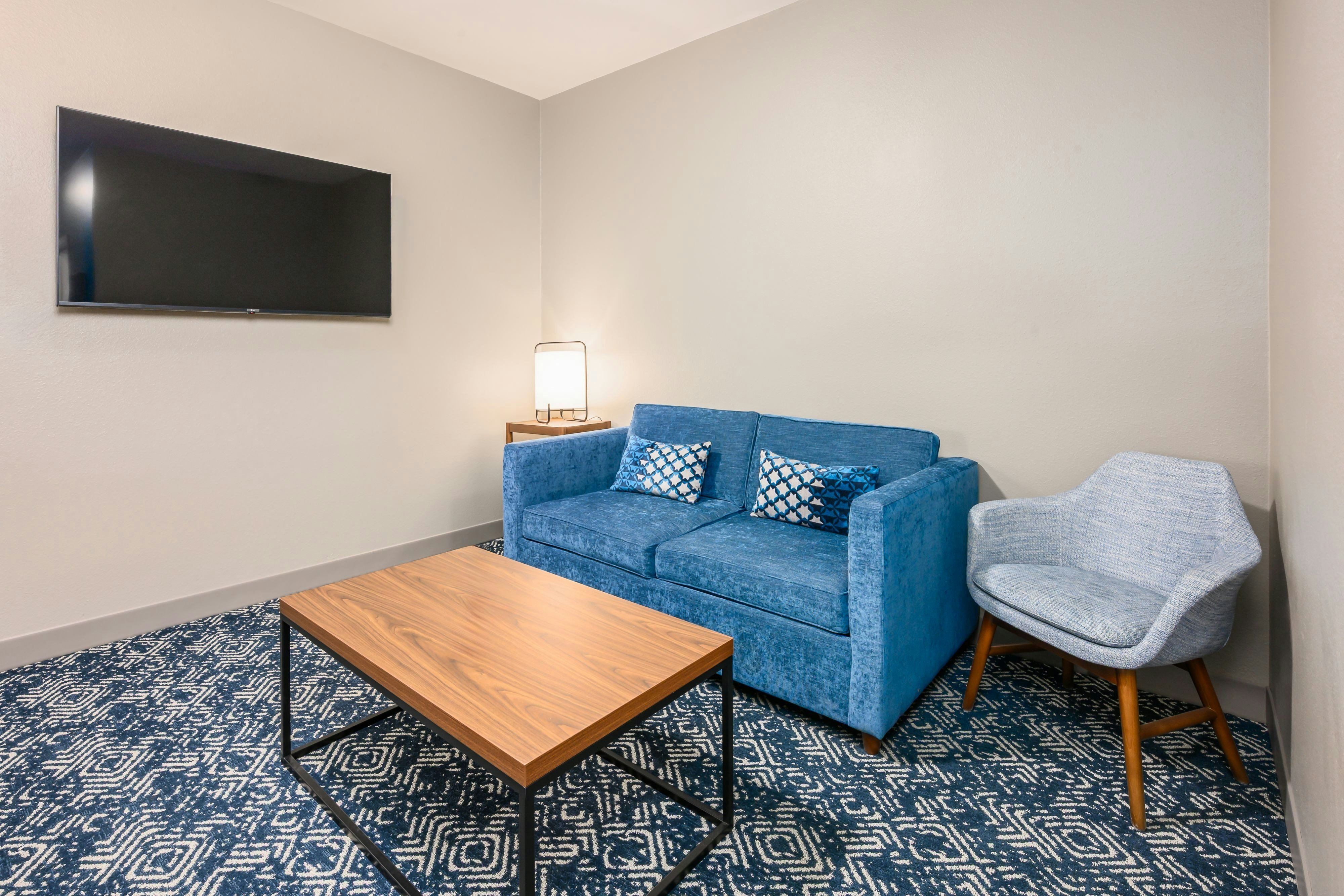 单卧室小型特大床套房，配有梳化床