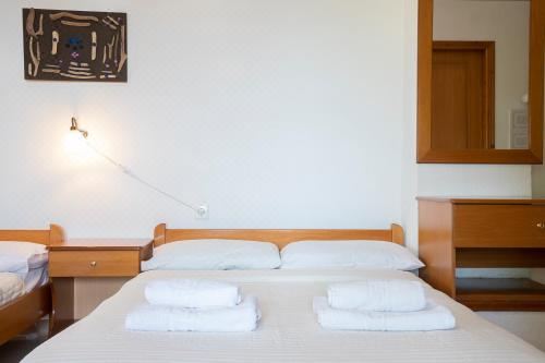 Gravanis Studios Basic Triple Room