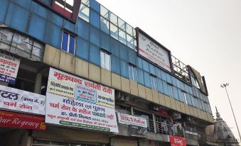OYO Hotel Madhur Regency - Housity