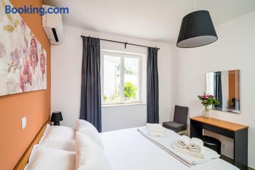 带露台的双卧室海景公寓