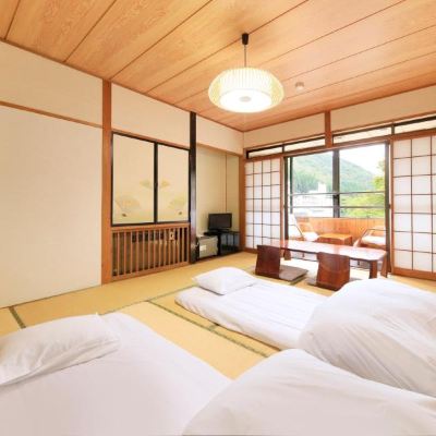山側の和室 10 畳 鶯宿温泉 ホテル加賀助 クーポン