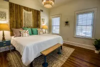 Washington House: Steps to Dwtn; Backyard oasis with fire pit/pool table/games