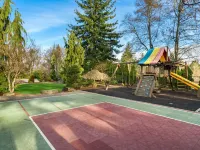 Luxury 4 bd/3ba Family Home near Ocean, Airport,  & Seattle XL yard w/sportcourt ベリアンのホテル