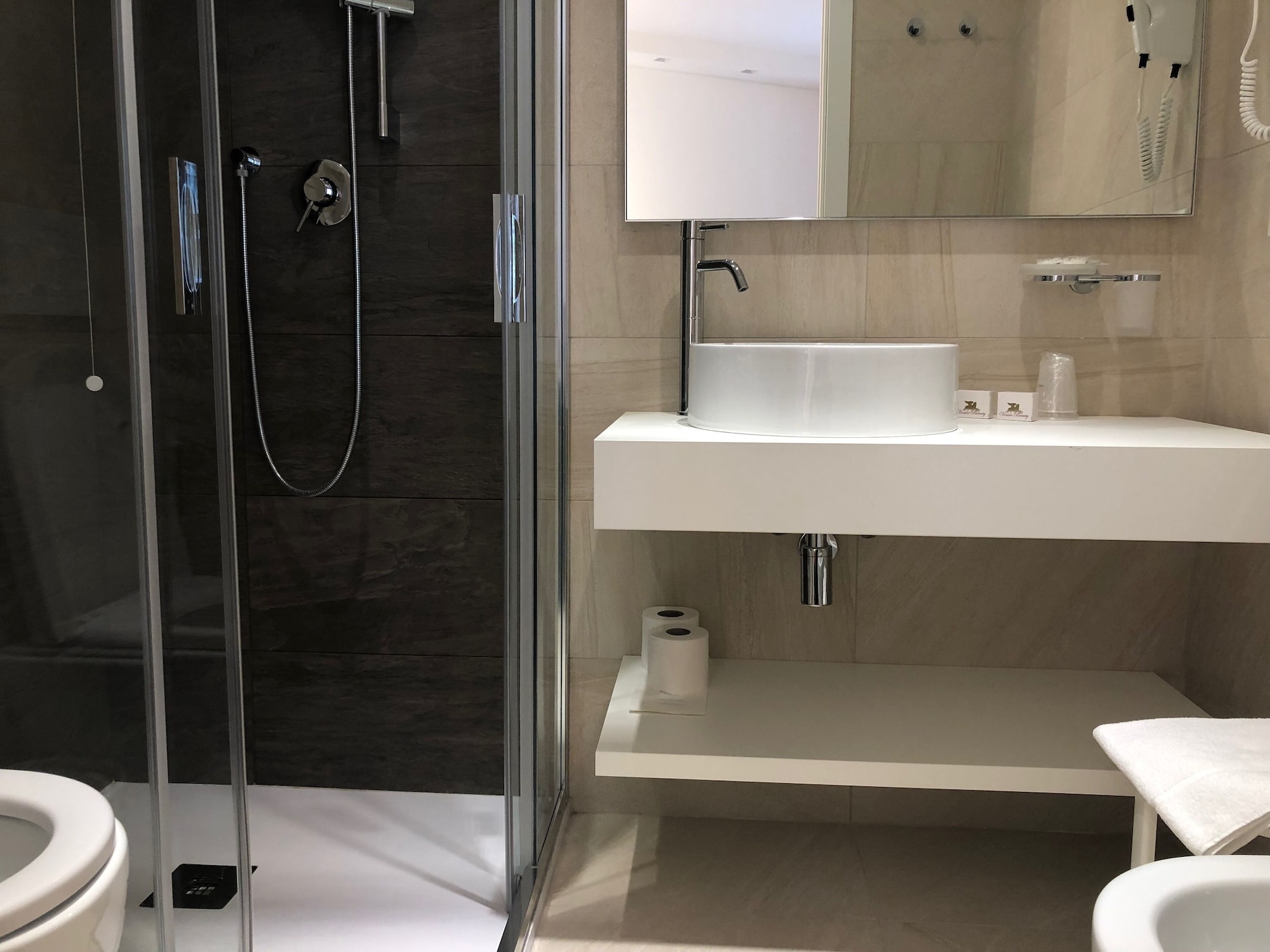 高级双人间或双床间享有部分海景