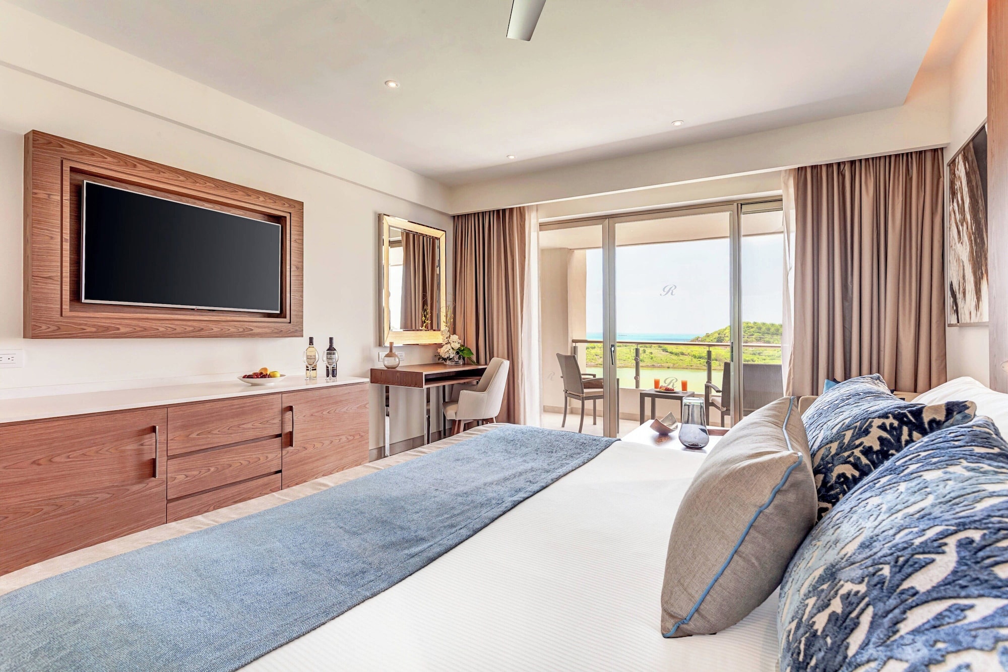 Royalton Antigua, An Autograph Collection All-Inclusive Resort湾景奢华精致套房