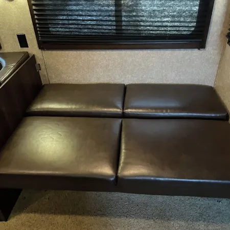 Cozy 2-bedroom RV with WiFi, AC, in charming Broken Bow Отели в г. Брокен Боу
