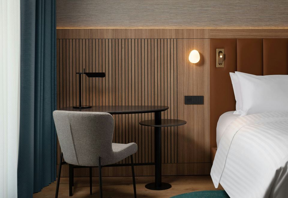 特大床套房带梳化床和城市景观