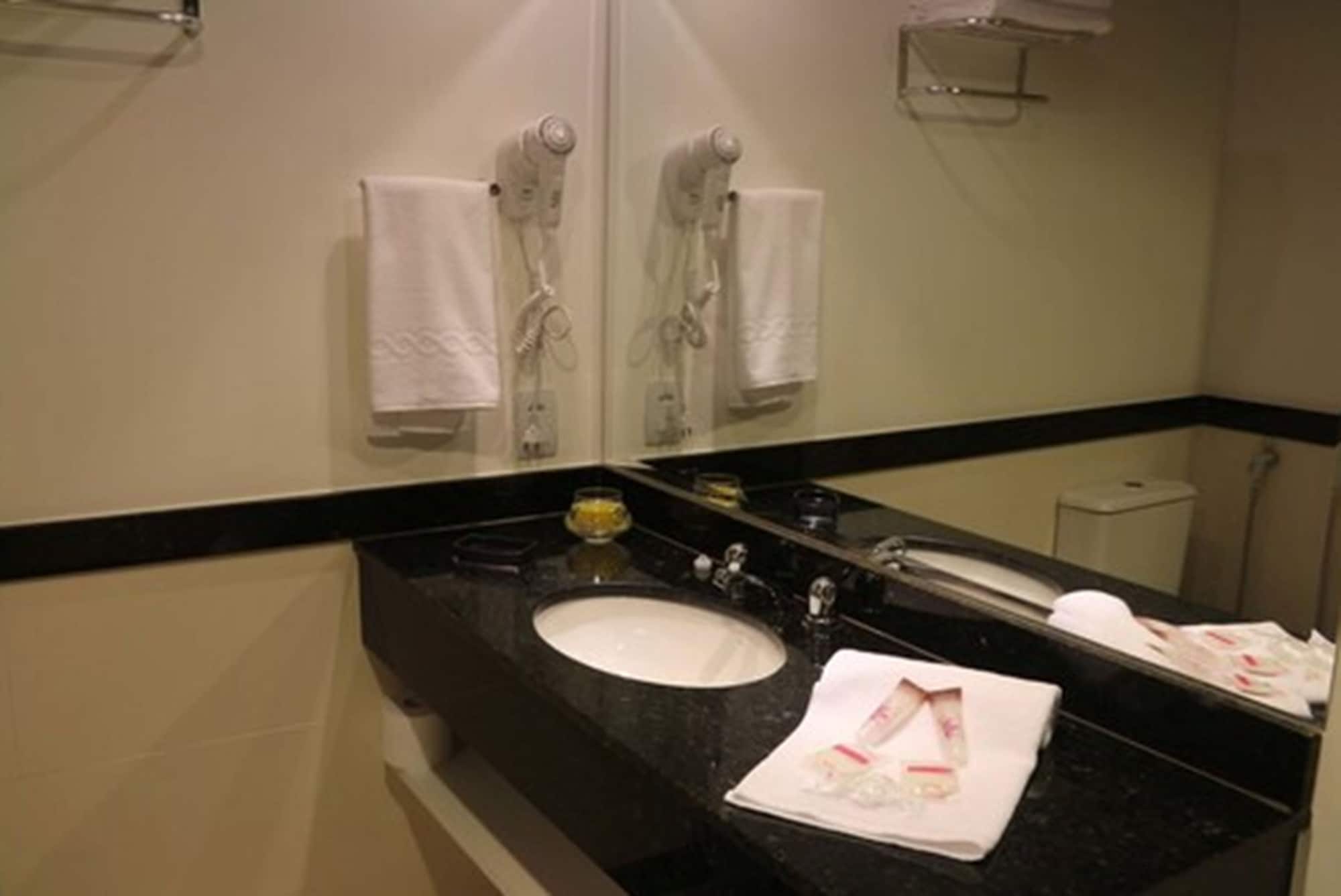 带水力按摩浴缸的双人房