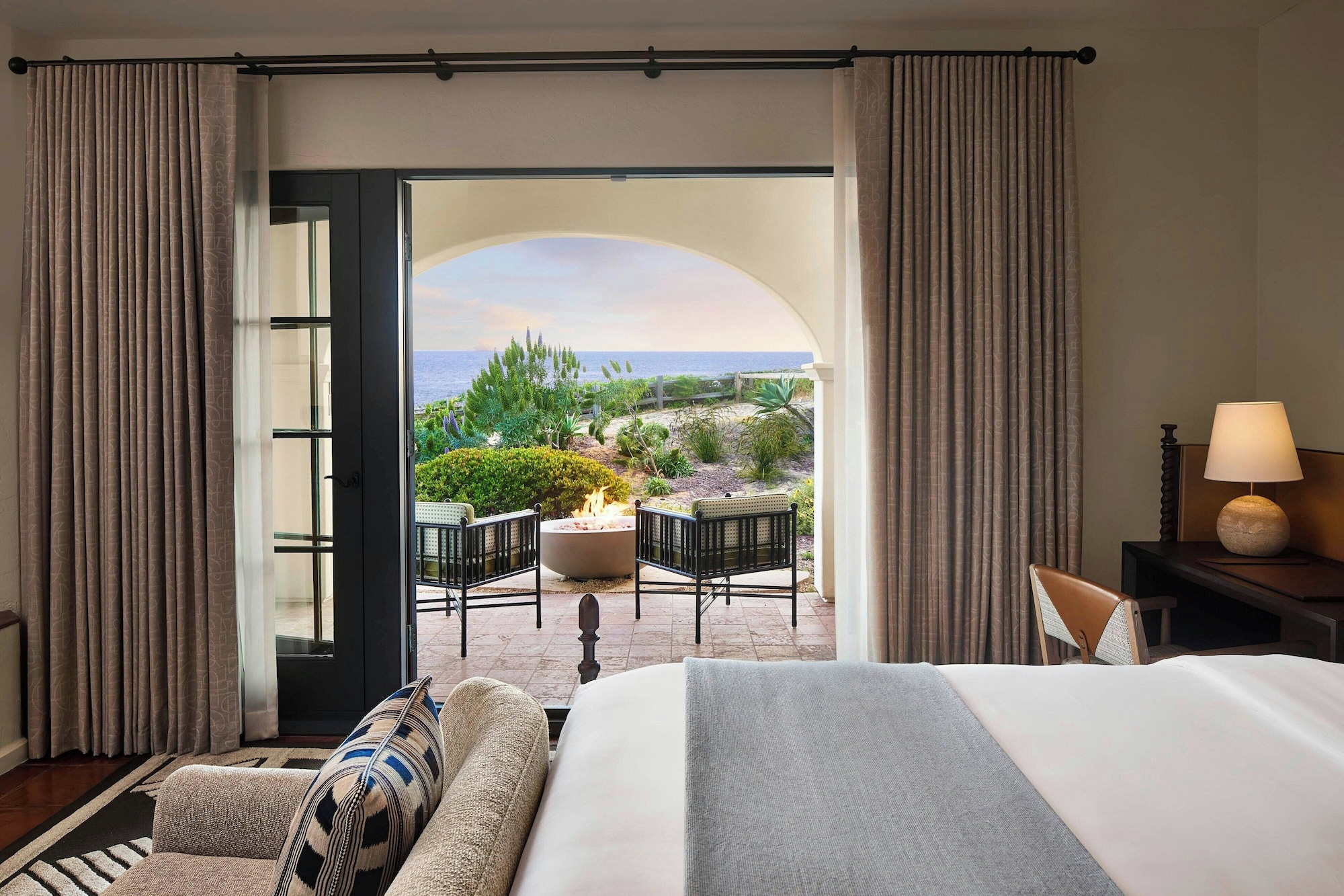 部分海景特大号床间- 带壁炉