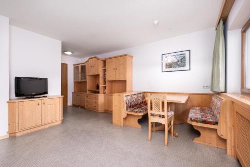 带阳台的两卧室公寓