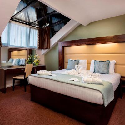 Deluxe Room Treacy's Hotel Promo Code
