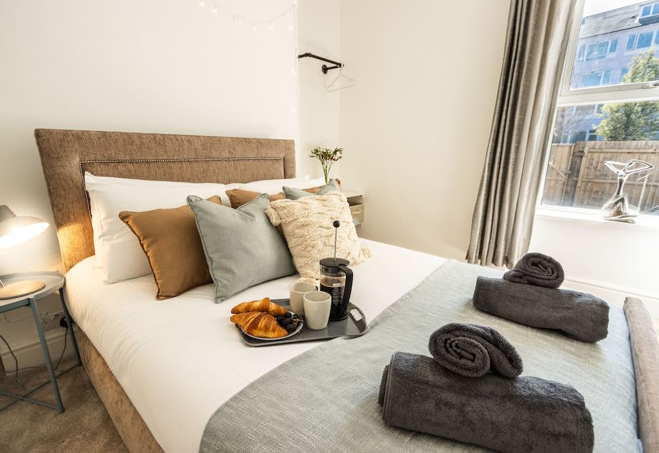 Stunning 1 Bedroom Apartment - Plymouth - Housity