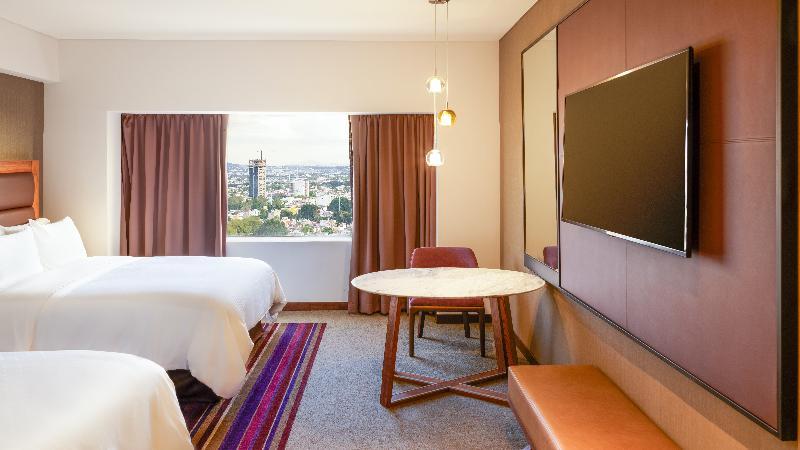 豪華特大號床間