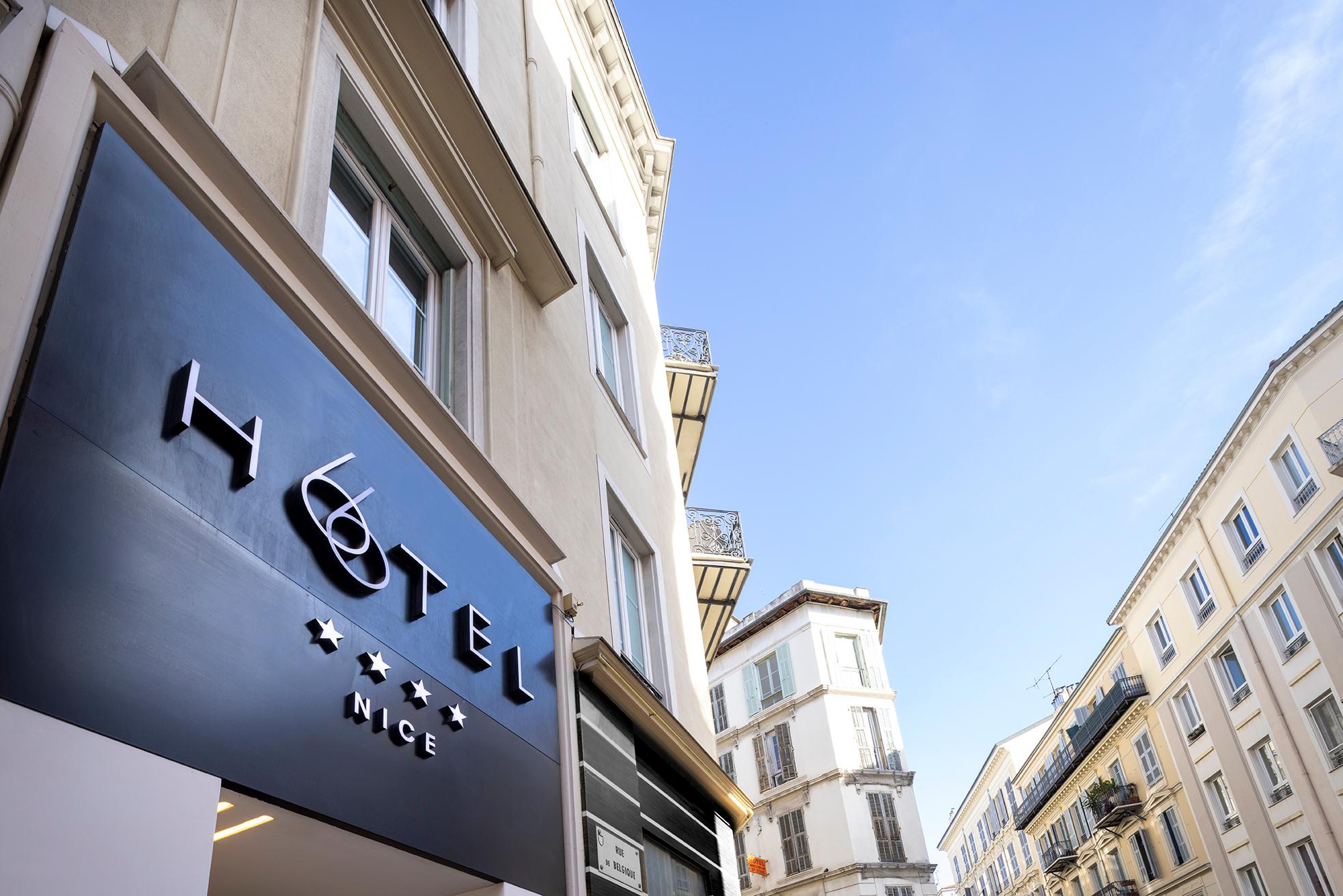 带阳台的小型套房