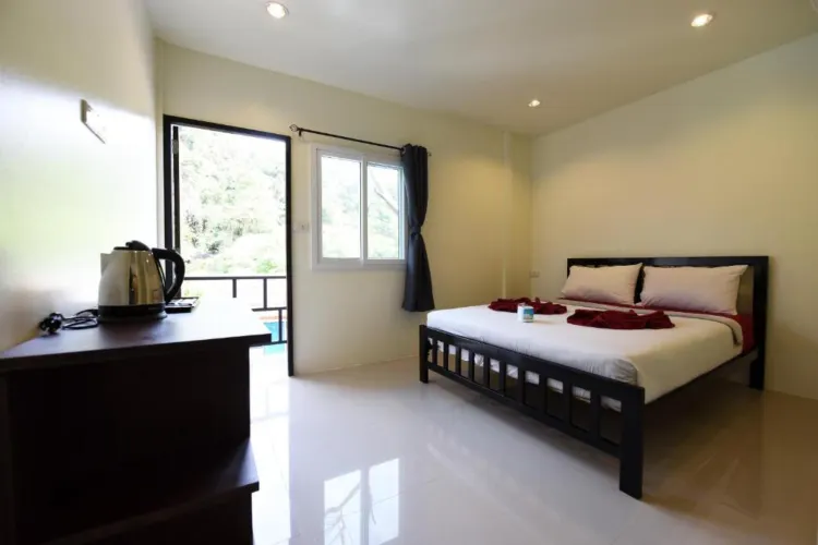 ห้องเตียงใหญ่พร้อมระเบียงและวิว