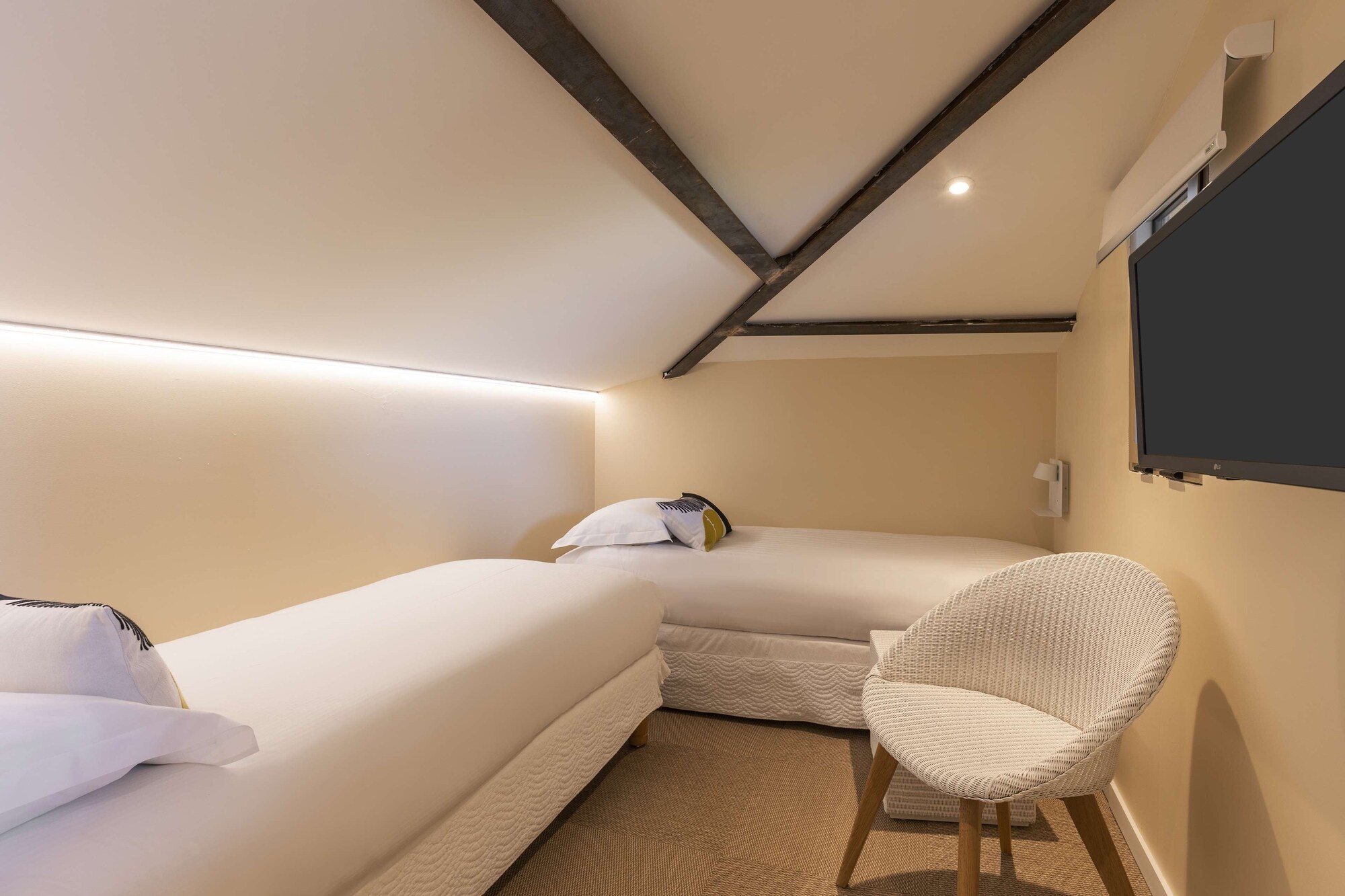 套房， 多张床， 浴缸， 海景