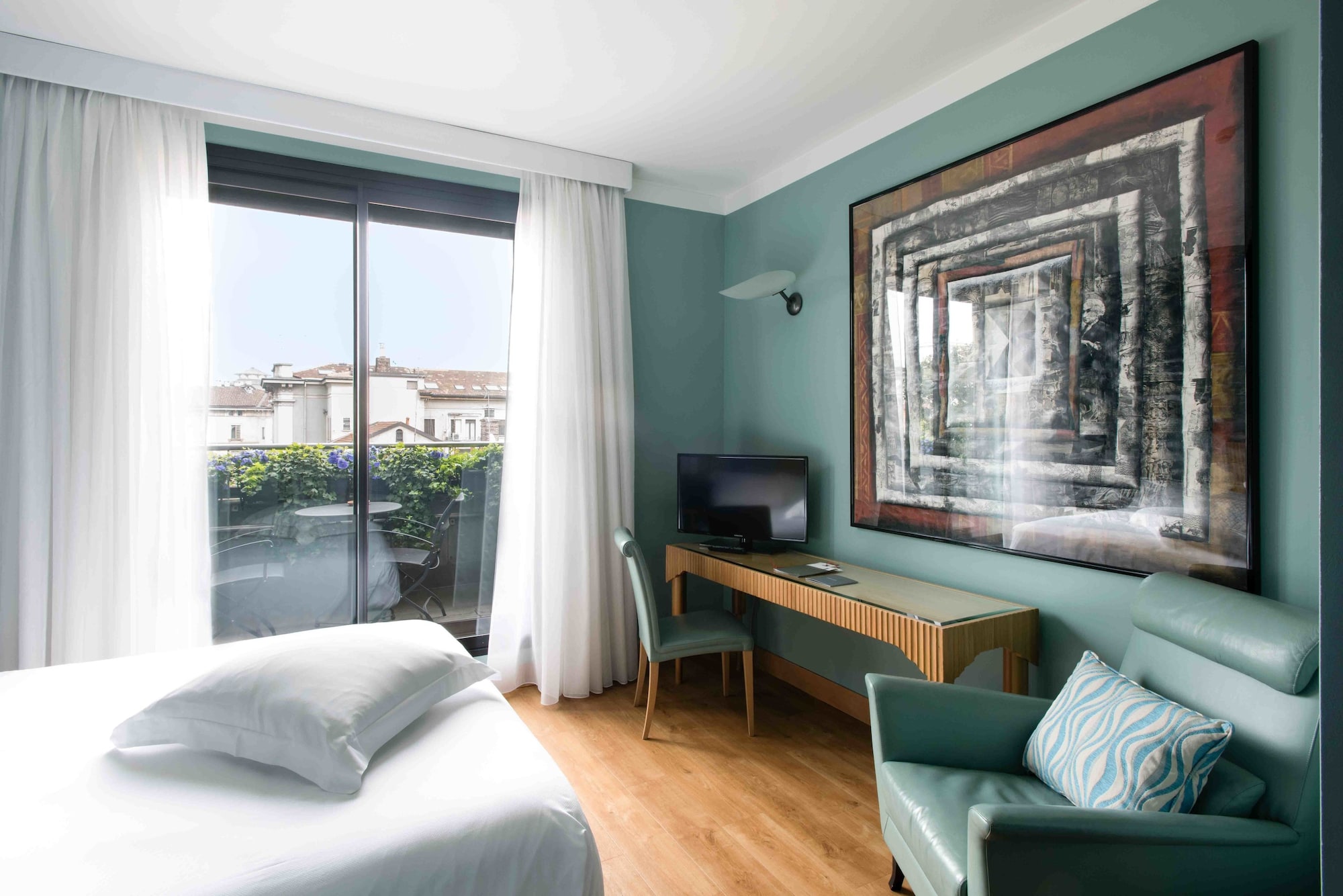 经典双人房（1 张双人床）， 1 张大床， 阳台， 城市景观