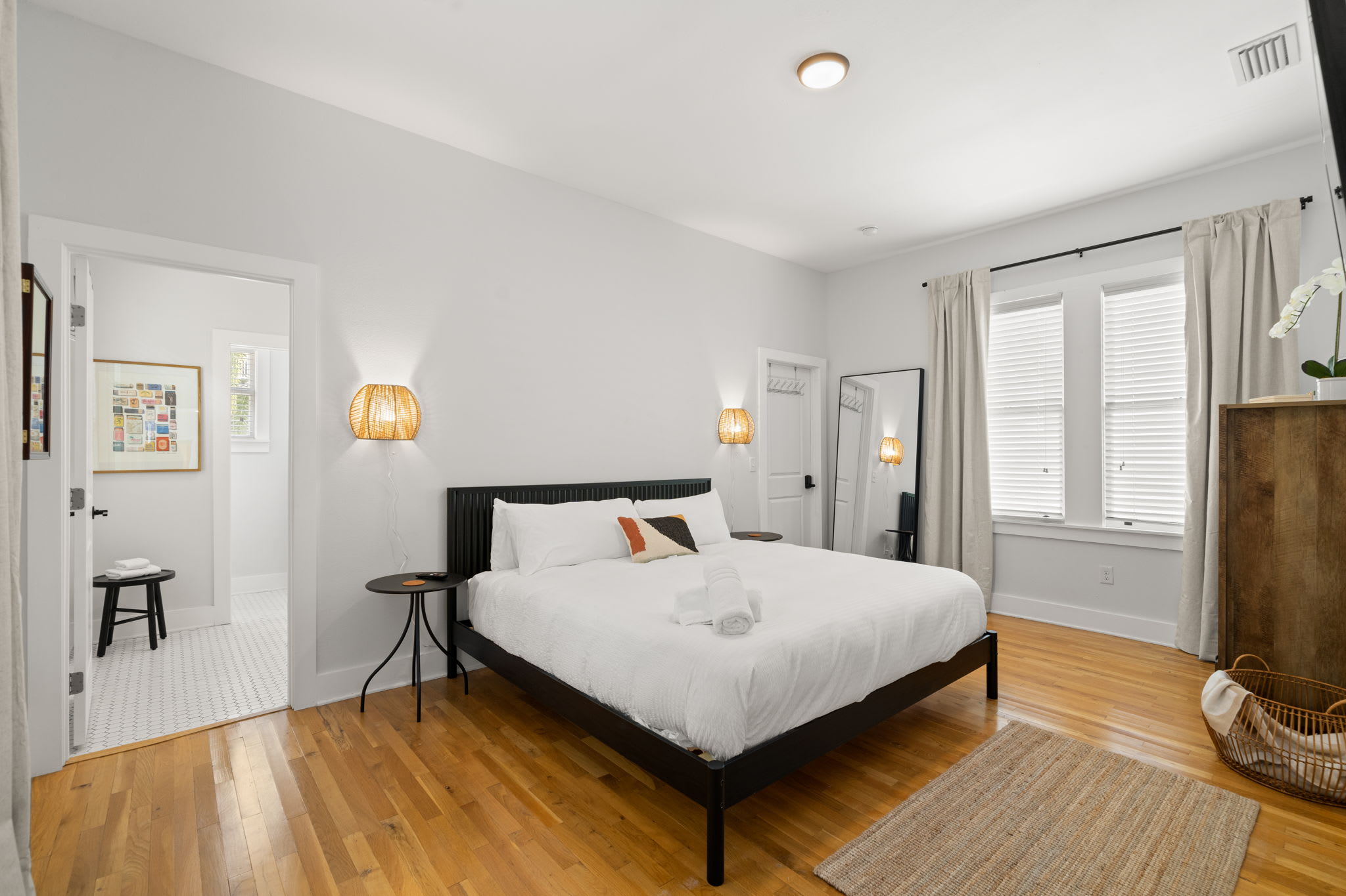 现代舒适和宽敞正面门廊-迷人历史绿洲