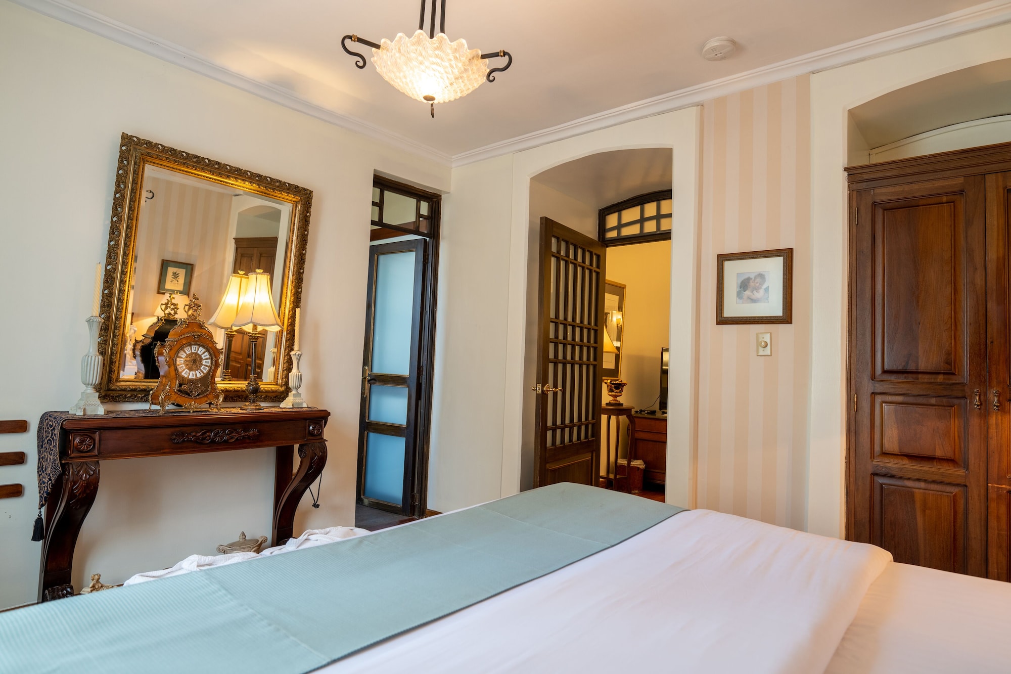 传统套房， 1 张特大床