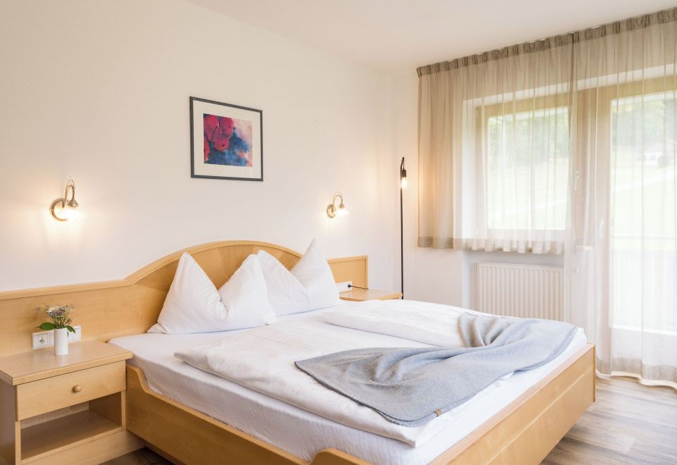 标准双人房， 1 张大床， 无烟房， 私人浴室