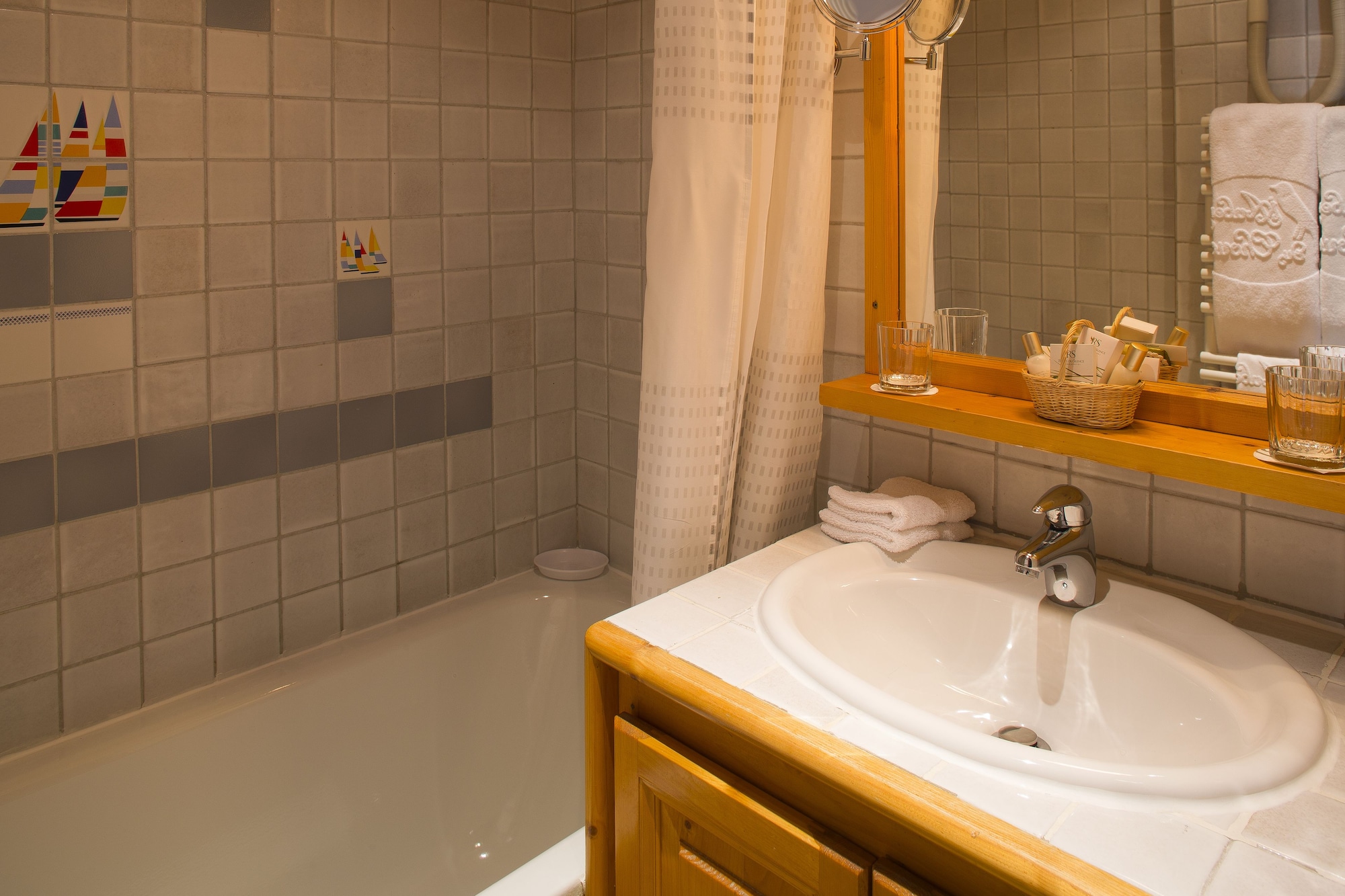 四人房，山景角落，二楼，南向，阳台，花园景观