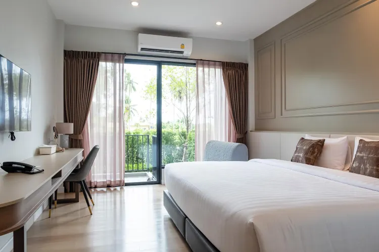 ห้องดีลักซ์ เตียงใหญ่ พร้อมวิวสวน