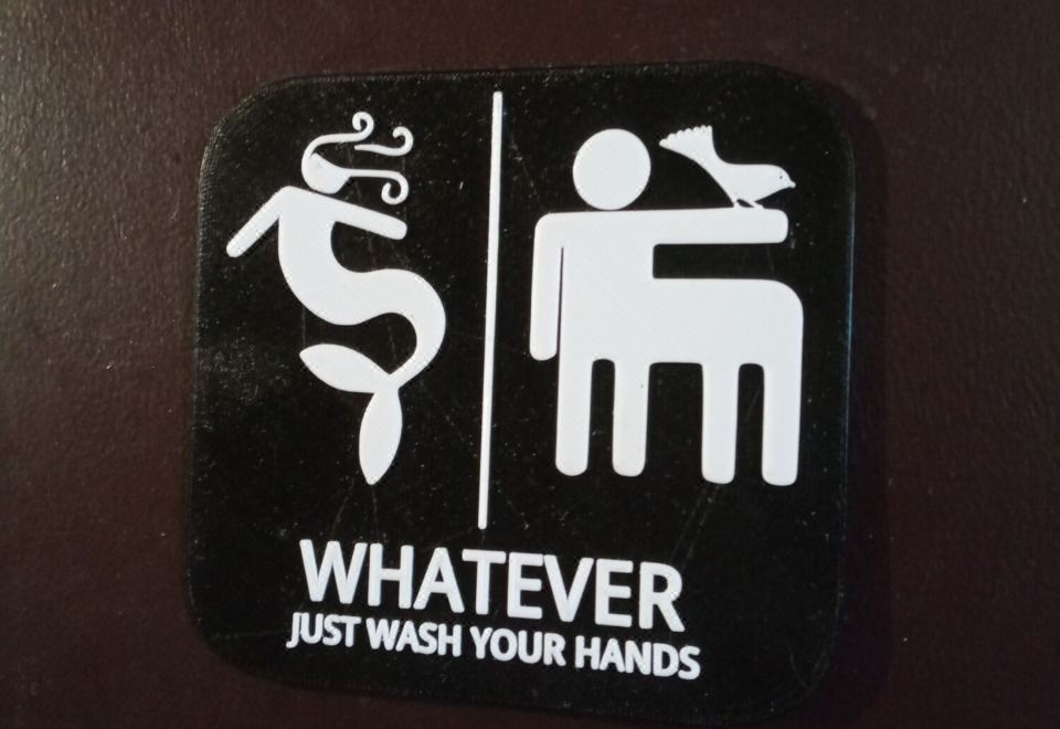 蜜月套房， 1 張特大床，冰箱和微波爐