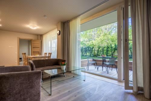 两卧室公寓 - 带露台