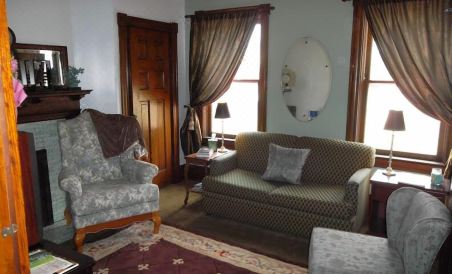 Colonial House on Main - Housity
