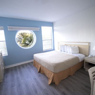 Economy Room, 1 King Bed Balcony, Ocean Surf Tower