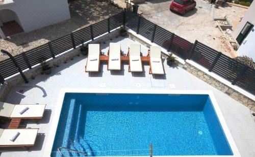 House Mirka Four-Bedroom Holiday Home